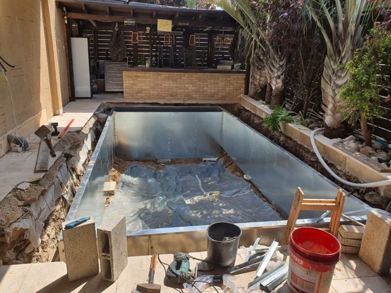 בריכה יוקרתית בהתאמה אישית מלאה